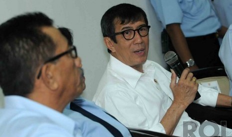  Menteri Hukum dan Ham Yasonna Laoly mengumumkan hasil putusan konflik Golkar oleh Kemenkumham di Jakarta, Selasa (16/12).  (Republika/Agung Supriyanto)