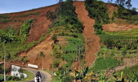  Kondisi tanah longsor di kawasan dataran tinggi Dieng, Banjarnegara, Jateng, Selasa (16/12).   (Antara/Anis Efizudin)