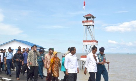  Presiden Joko Widodo tiba Pos TNI AL Desa Sei Pancang Kecamatan Sebatik Utara, Kabupaten Nunukan, Kalimantan Utara, Selasa (16/12). (Antara/M Rusman)