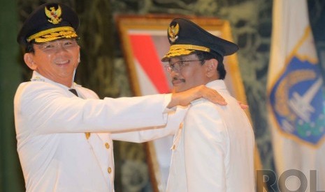  Gubernur DKI Basuki Tjahaja Purnama (kiri), dan Wagub DKI Djarot Saiful Hidayat saat pelantikan Wakil Gubernur DKI Jakarta di Balai Agung Balai Kota DKI Jakarta, Rabu (17/12).(Republika/Yasin Habibi)