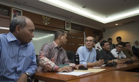 Ketua Tim Reformasi Tata Kelola Migas Faisal Basri (kedua kanan), memberi keterangan pers tentang pemanggilan petinggi Pertamina Energy Trading Ltd (Petral) di Kementerian ESDM, Jakarta, Rabu (17/12).(Antara/Rosa Panggabean)