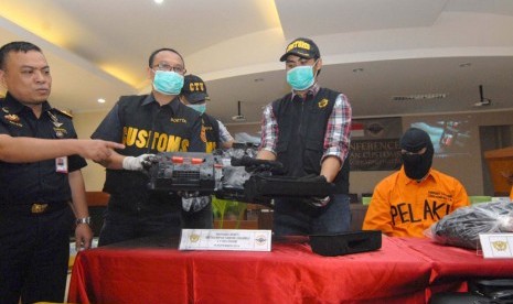 Petugas kantor Bea dan Cukai Soekarno Hatta berhasil menggagalkan penyelundupan narkotika jenis sabu yang diselundupkan di dalam cartridge printer, Tangerang, Banten, Rabu (17/12). (Antara/Lucky R)