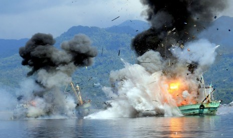 Dua kapal ikan ilegal berbendera Papua Nugini meledak dan mengeluarkan api ketika ditenggelamkan personel Lantamal IX Ambon di Perairan Teluk Ambon, Maluku, Ahad (21/12). (Antara/Izaac Mulyawan)