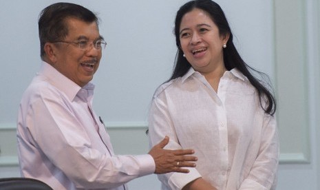    Wapres Jusuf Kalla (kiri) berbincang dengan Menko Pembangunan Manusia dan Kebudayaan Puan Maharani (kanan) sebelum sidang kabinet paripurna di Kantor Kepresidenan, Jakarta, Rabu (24/12).(Antara/Widodo S. Jusuf)