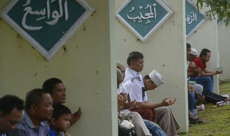 Renungan dan doa bersama di pemakaman massal korban tsunami Ule Lheu, Banda Aceh. (Antara/Fanny Octavianus)