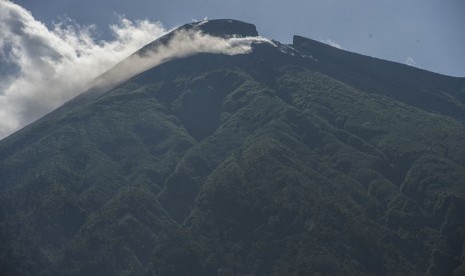  Puncak Gunung Gamalama mengeluarkan asap solfatara terlihat di Ternate, Maluku Utara, Ahad (28/12).  (Antara/Widodo S. Jusuf)