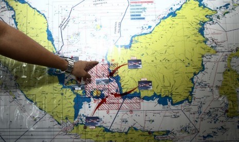   Personil TNI AL memonitor pergerakan KRI, dan unsur bantuan asing yang terlibat pada operasi SAR Air Asia di Lanal Batam, Senin (29/12). (Antara/Joko Sulistyo)