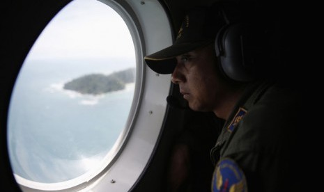 Indonesia's Navy personnel watches the earching area of missing AirAsia QZ8501.