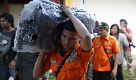  Petugas Basarnas menyiapkan kantung jenazah untuk evakuasi korban penumpang AirAsia QZ 8501, di Pangkal Pinang, Bangka, Selasa (30/12). (REUTERS/Darren Whiteside)