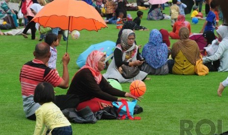  Sejumlah warga mengunjungi taman alun-alun Kota Bandung, Jalan Asia Afrika, Selasa(30/12).  (foto: Septianjar Muharam)