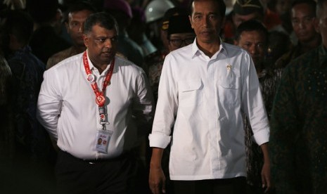 Presiden Joko Widodo didampingi CEO Tony Fernandes saat bertemu keluarga korban pesawat AirAsia QZ 8501 di Bandara Internasional Juanda,Surabaya, Selasa (30/12).