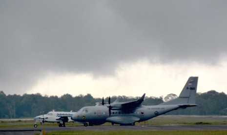 Pesawat patroli maritim CN235 TNI AL berada di apron saat mendung tebal menyelimuti langit Bandara Iskandar Pangkalan Bun, Kalimantan Tengah, Rabu (31/12). 