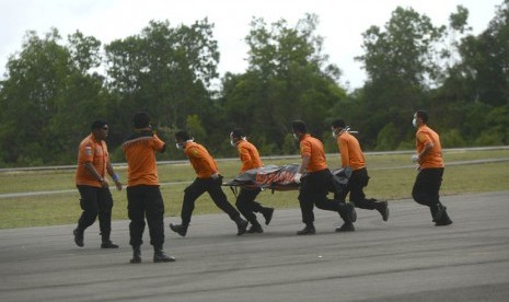  Anggota BASARNAS memindahkan jenazah korban kecelakaan pesawat Air Asia dari helikopter BASARNAS di Lanud Iskandar, Pangkalan Bun, Kalimantan Tengah, untuk dibawa ke RSUD Sultan Imanudin, Rabu (31/12). (Antara/Fanny Octavianus)