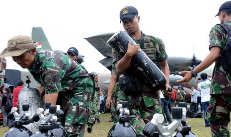  Para penyelam prajurit TNI AL menyiapkan peralatan mereka sebelum melaksanakan operasi evakuasi jenazah korban jatuhnya pesawat AirAsia QZ8501, di Lanud TNI AU Iskandar Pangkalan Bun, Kalteng, Rabu (31/12).  (AP/Achmad Ibrahim)