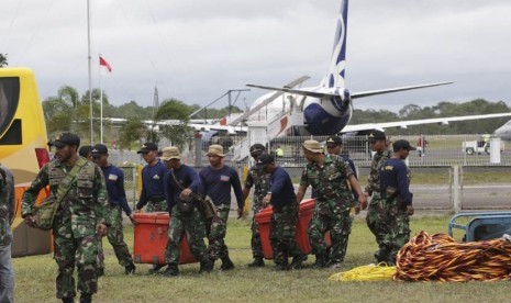  Para penyelam prajurit TNI AL menyiapkan peralatan mereka sebelum melaksanakan operasi evakuasi jenazah korban jatuhnya pesawat AirAsia QZ8501, di Lanud TNI AU Iskandar Pangkalan Bun, Kalteng, Rabu (31/12).  (AP/Achmad Ibrahim)