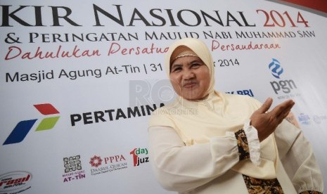 Ustazah Mamah Dedeh sebelum menyampaikan tausiyah pada acara Dzikir Nasional 2014 di Masjid Agung At-Tin, Rabu (31/12).  (Republika/Raisan Al Farisi)