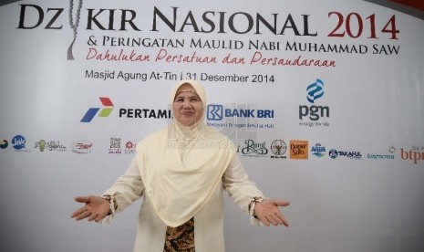 Ustazah Mamah Dedeh sebelum menyampaikan tausiyah pada acara Dzikir Nasional 2014 di Masjid Agung At-Tin, Rabu (31/12).  (Republika/Raisan Al Farisi)