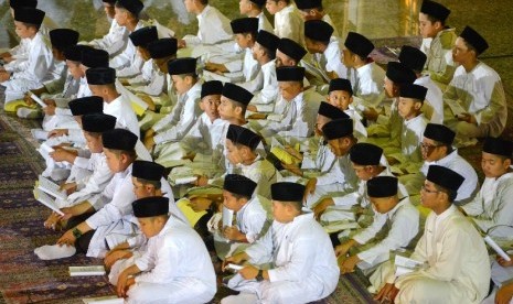  Santri PPPA Darul Quran melantunkan Shalawat Nabi dalam acara Dzikir Nasional 2014 di Masjid At-Tin, Jakarta, Rabu (31/12).  (Republika/Yasin Habibi)