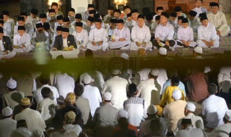  Santri PPPA Darul Quran melantunkan Shalawat Nabi dalam acara Dzikir Nasional 2014 di Masjid At-Tin, Jakarta, Rabu (31/12).  (Republika/Yasin Habibi)