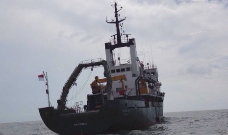 Kapal Baruna Jaya I-BPPT sedang melaksakan Operasi Side Scan Sonar dan Multibeam Echo Sounder guna mencari pesawat AirAsia di dasar laut, Jumat (2/1). 