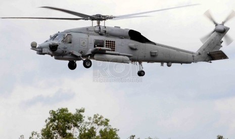    Helikopter USS Sampson yang membawa jenazah korban kecelakaan pesawat Air Asia QZ8501 tiba di Lanud Iskandar, Pangkalan Bun, Kalimatan Tengah, Jumat (2/1). (Republika/Agung Supriyanto)