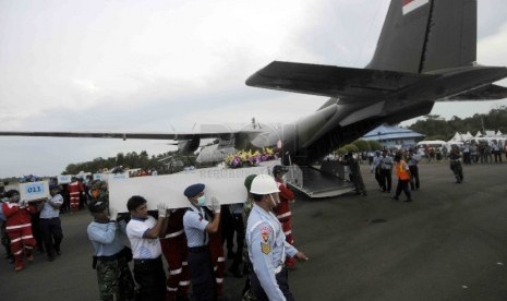  Tim SAR gabungan membawa peti jenazah korban kecelakaan pesawat Airasia QZ-8501 di Lanud Iskandar, Pangkalan Bun, Kalimatan Tengah, Jumat (2/1), untuk diterbangkan ke Surabaya. (Republika/Agung Supriyanto)