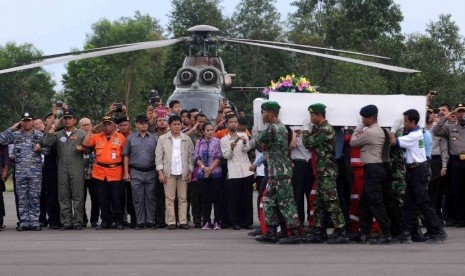  Tim SAR gabungan membawa peti jenazah korban kecelakaan pesawat Airasia QZ-8501 di Lanud Iskandar, Pangkalan Bun, Kalimatan Tengah, Jumat (2/1), untuk diterbangkan ke Surabaya. (Republika/Agung Supriyanto)