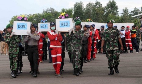  Tim SAR gabungan membawa peti jenazah korban kecelakaan pesawat Airasia QZ-8501 di Lanud Iskandar, Pangkalan Bun, Kalimatan Tengah, Jumat (2/1), untuk diterbangkan ke Surabaya. (Republika/Agung Supriyanto)