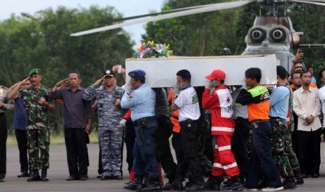  Tim SAR gabungan membawa peti jenazah korban kecelakaan pesawat Airasia QZ-8501 di Lanud Iskandar, Pangkalan Bun, Kalimatan Tengah, Jumat (2/1), untuk diterbangkan ke Surabaya. (Republika/Agung Supriyanto)