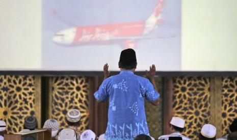  Jamaah Masjid Nasional Al AKbar di Surabaya memanjatkan doa usai melaksanakan Salat Ghaib, Jumat (2/1), untuk mendoakan korban kecelakaan pesawat Air Asia QZ-8501. (AP/Dita Alangkara) 