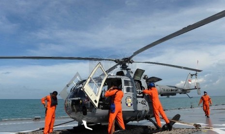   Prajurit TNI AL memeriksa helikopter yang digunakan dalam operasi pencarian pesawat Air Asia QZ 8501 di KRI Banda Aceh, Perairan Laut Jawa, Senin (5/1). (Repubika/Wihdan) 