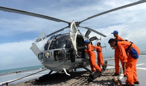   Prajurit TNI AL memeriksa helikopter yang digunakan dalam operasi pencarian pesawat Air Asia QZ 8501 di KRI Banda Aceh, Perairan Laut Jawa, Senin (5/1). (Repubika/Wihdan) 