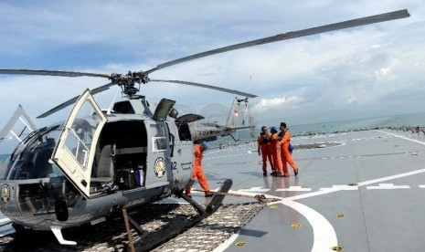   Prajurit TNI AL memeriksa helikopter yang digunakan dalam operasi pencarian pesawat Air Asia QZ 8501 di KRI Banda Aceh, Perairan Laut Jawa, Senin (5/1). (Repubika/Wihdan) 