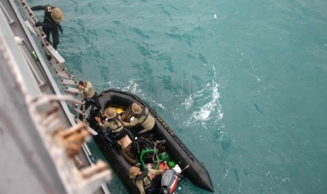 Satgas Gabungan TNI AL turun menuju perahu karet dari KRI Banda Aceh, Perairan Laut Jawa, Ahad (4/1), untuk mencari badan pesawat Air Asia QZ 8501. (Repubika/Wihdan)