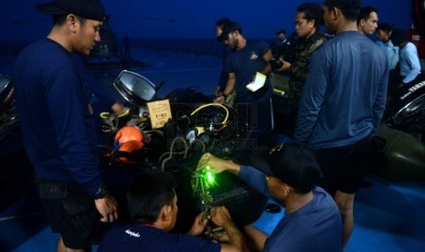  Para penyelam TNI AL mempersiapkan peralatan selam mereka di KRI Banda Aceh, Perairan Laut Jawa, Ahad (4/1), untuk mencari badan pesawat Air Asia QZ 8501. (Repubika/Wihdan)