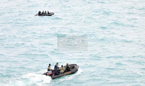  Satgas Gabungan TNI AL dengan menggunakan perahu karet, mencari badan pesawat Air Asia QZ 8501 di Perairan Laut Jawa, Ahad (4/1). (Repubika/Wihdan)