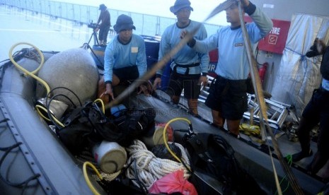 Satgas Gabungan TNI AL mempersiapkan perahu karet di KRI Banda Aceh, Perairan Laut Jawa, Ahad (4/1), untuk mencari badan pesawat Air Asia QZ 8501. (Repubika/Wihdan)