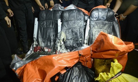    Kursi pesawat Air Asia QZ8501 yang dibawa Kapal Negara Chundamani tiba di Pelabuhan Kumai, Pangkalan Bun, Kalimantan Tengah, Selasa (6/1) dini hari. (Antara/Fanny Octavianus)