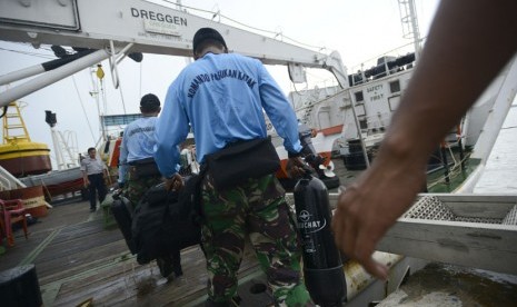   Tim dari Komando Pasukan Katak (Kopaska) TNI AL memuat peralatan selam ke Kapal Negara Andromeda di Pelabuhan Kumai, Kalimantan Tengah, Selasa (6/1). (Antara/Fanny Octavianus)