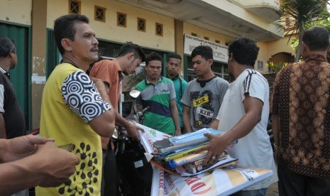  Warga menyita sejumlah dokumen milik  kelompok Gerakan Fajar Nusantara (GAFATAR) setelah dilakukan penggeledahan di  kantor DPD GAFATAR, Desa Lamgapang, Kecamatan Ulee Kareng, Banda Aceh, Rabu (7/1). (Antara/Ampelsa)