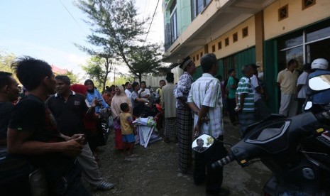  Ratusan massa mengepung Sekretariat ormas Dewan Pimpinan Daerah Gerakan Fajar Nusantara (DPD Gafatar) Aceh di Desa Lamgapang Kecamatan Krueng Barona Jaya, Aceh Besar, Rabu(7/1). (Antara/Irwansyah Putra) 