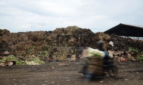  Warga melintas di samping sampah yang menggunung di Pasar Kramat Jati, Jakarta Timur, Kamis (8/1).  (Republika/Raisan Al Farisi)