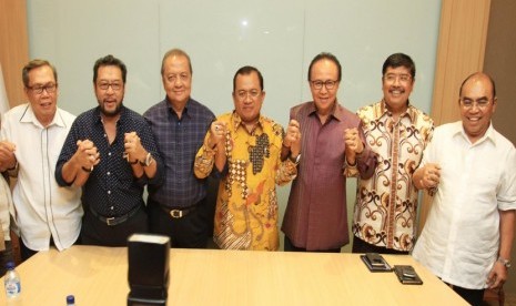  (dari kiri) Andi Matalatta, Yorrys Raweyai, MS Hidayat, Priyo Budi Santoso, Syarief Cicip Sutardjo, Ibnu Munzier dan Fredy Latumaheni, sebelum pertemuan tertutup di Kantor DPP Golkar Jakarta, Kamis (8/1). (Antara/Akbar Nugroho Gumay)