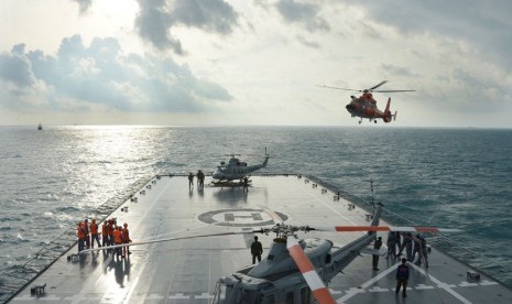  Helikopter Basarnas bersiap mendarat di KRI Banda Aceh yang akan menjalani operasi pengangkatan ekor pesawat Air Asia di Laut Jawa, Jumat (9/1).  (Antara/Pool/Adek Berry)