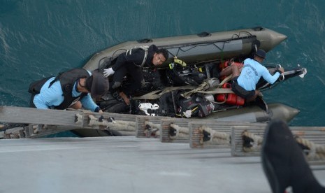  Penyelam Angkatan Laut bersiap untuk melakukan operasi pengangkatan ekor pesawat AirAsia di Laut Jawa, Jumat (9/1).  (Antara/Pool/Adek Berry)