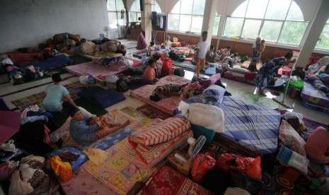  Sejumlah warga korban banjir yang mengungsi di Mesjid Nurul Huda, kelurahan Ketang Baru, Manado, Sulawesi Utara, Ahad (11/1). (Antara/Fiqman Sunandar)