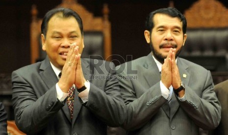  Ketua Mahkamah Konstitusi terpilih, Arief Hidayat (kiri) bersama Wakil Ketua Mahkamah Konstitusi terpilih , Anwar Usman (kanan) berfoto bersama di ruang sidang MK, Jakarta, Senin (12/1/).(Republika/Agung Supriyanto)