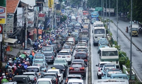  Ratusan kendaraan terjebak kemacetan usai hujan deras di Jalan Otista, Jakarta Timur, Selasa (13/1).  (Republika/Raisan Al Farisi)