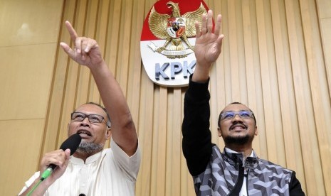 Ketua KPK Abraham Samad (kanan) bersama Wakil Ketua Bambang Widjojanto memberikan keterangan terkait penetapan tersangka calon Kapolri Komjen Pol Budi Gunawan di Gedung KPK Jakarta, Selasa (13/1). (Antara/Wahyu Putro A)