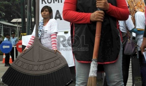  Pekerja rumah tangga (PRT) yang tergabung dalam Komite Aksi Perlindungan Pekerja Rumah Tangga dan Buruh Migran melakukan aksi unjuk rasa di depan Gedung DPR\MPR, Jakarta, Senin (13/1).  (Republika/Agung Supriyanto)